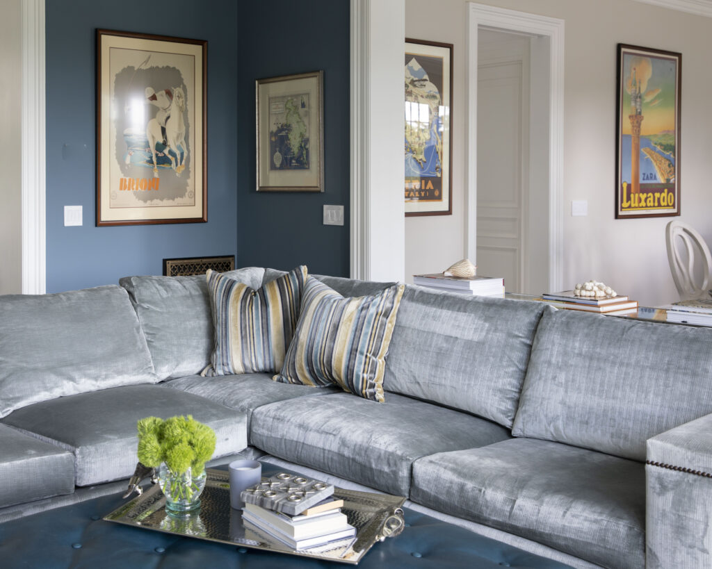 Living room with shades of blue