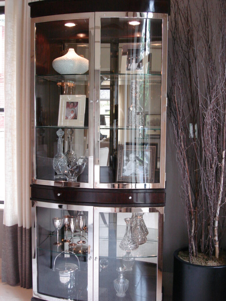 Display cabinet in wood and silver
