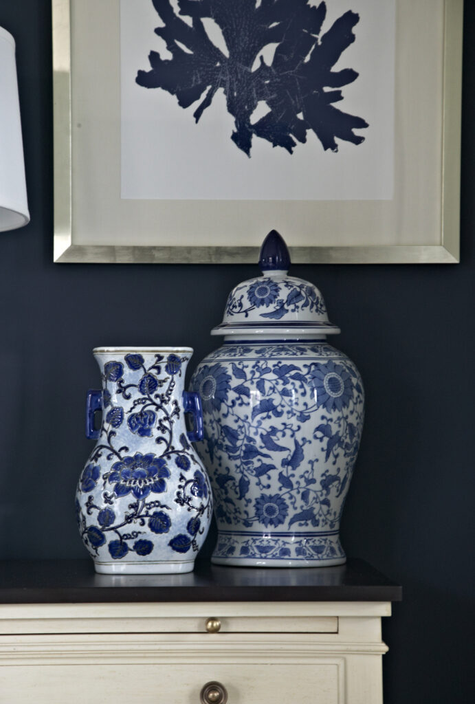 Blue and white pottery décor for bedroom