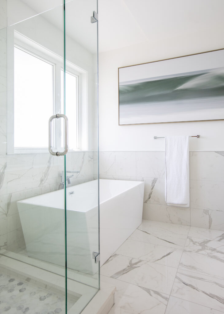 White freestanding bathtub
